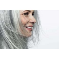 Jak naturalnie przyciemnić siwe włosy ?